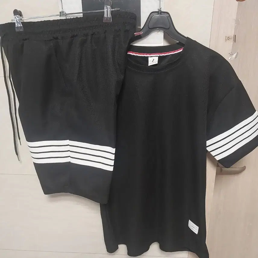 [BUNJANG] Black Three-Stripe T-Shirt and Shorts Set - Size L / 블랙 삼선 티셔츠 반바지 세트 L 새상품