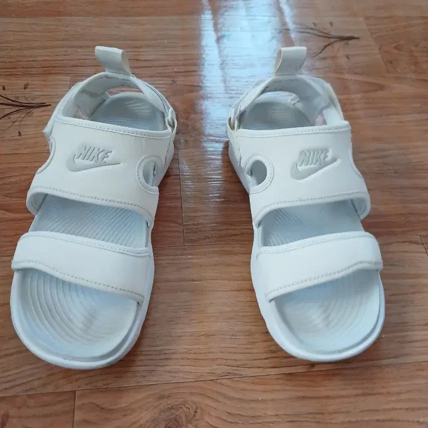 [BUNJANG] Nike White Sandals (240) / 나이키 샌들 화이트 240