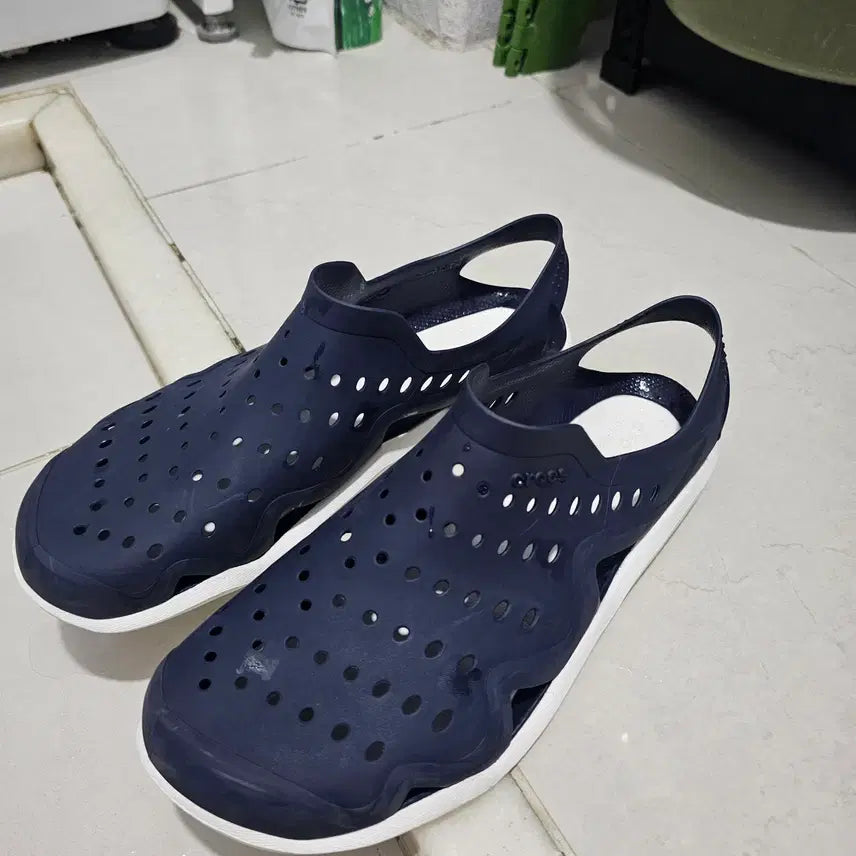[BUNJANG] Crocs Swiftwater Wave Sandals Navy M7 (260mm) / 크록스 스위프트워터 웨이브 샌들 네이비 M7 (260mm)