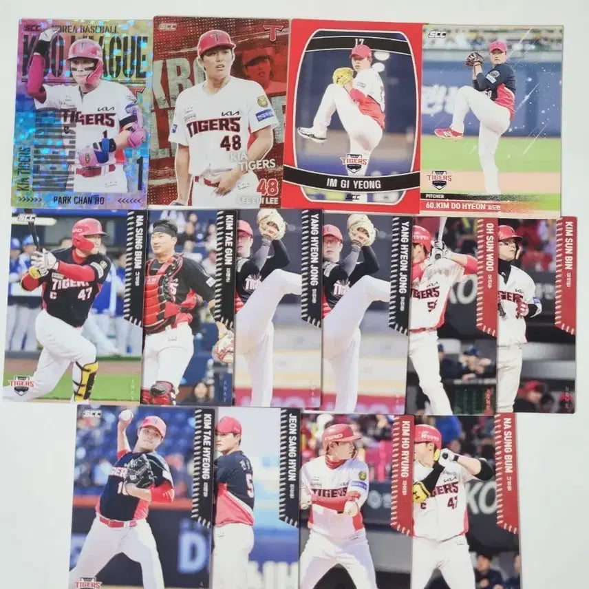 [BUNJANG] Kia Tigers KBO Baseball Cards Bundle: Park Chan-ho, Lee Eui-ri, Na Sung-bum, Kim Tae-kyun (Holo Parallel) / kbo 카드 기아 타이거즈 일괄 홀로 페러렐 박찬호 이의리 나성범 김태균