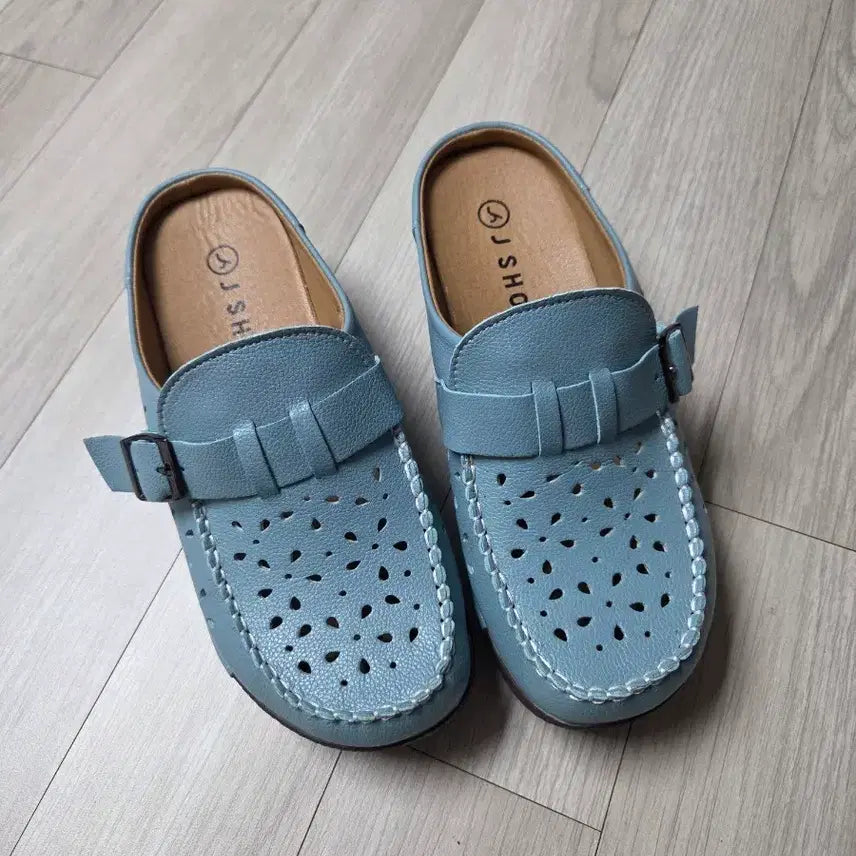 [BUNJANG] Jshus Genuine Leather Platform Mule Shoes (240) / 제이슈 소가죽 통굽 여성 뮬 펀칭 슈즈 신발 슬리퍼 사무실 240