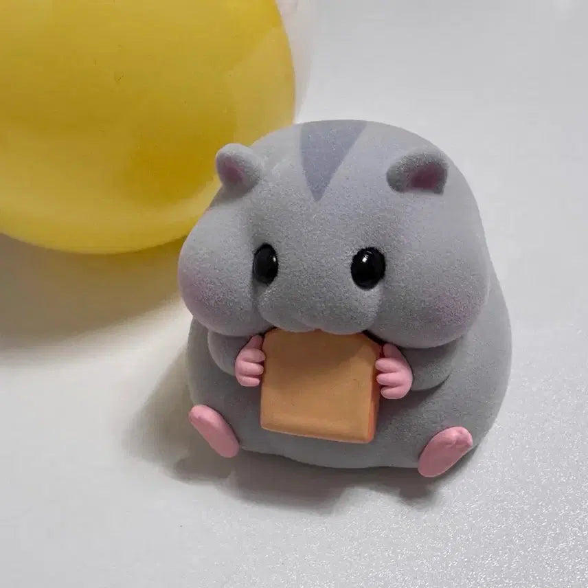 [BUNJANG] Corocoro Gacha Bread-Eating Hamster Figure / 코로코로 가챠 식빵먹는햄스터