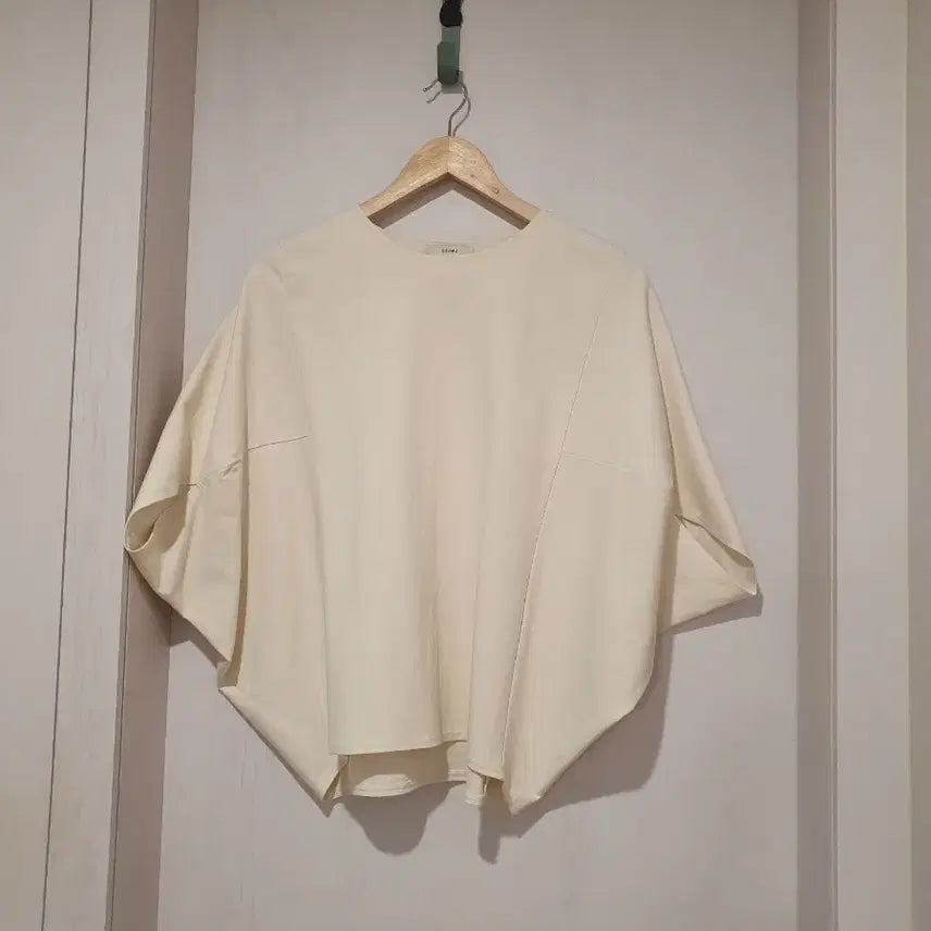 [BUNJANG] SSUMJ Ivory Batwing Sleeve Short Sleeve T-Shirt / SSUMJ 브랜드의 아이보리 색상 가오리핏 반팔