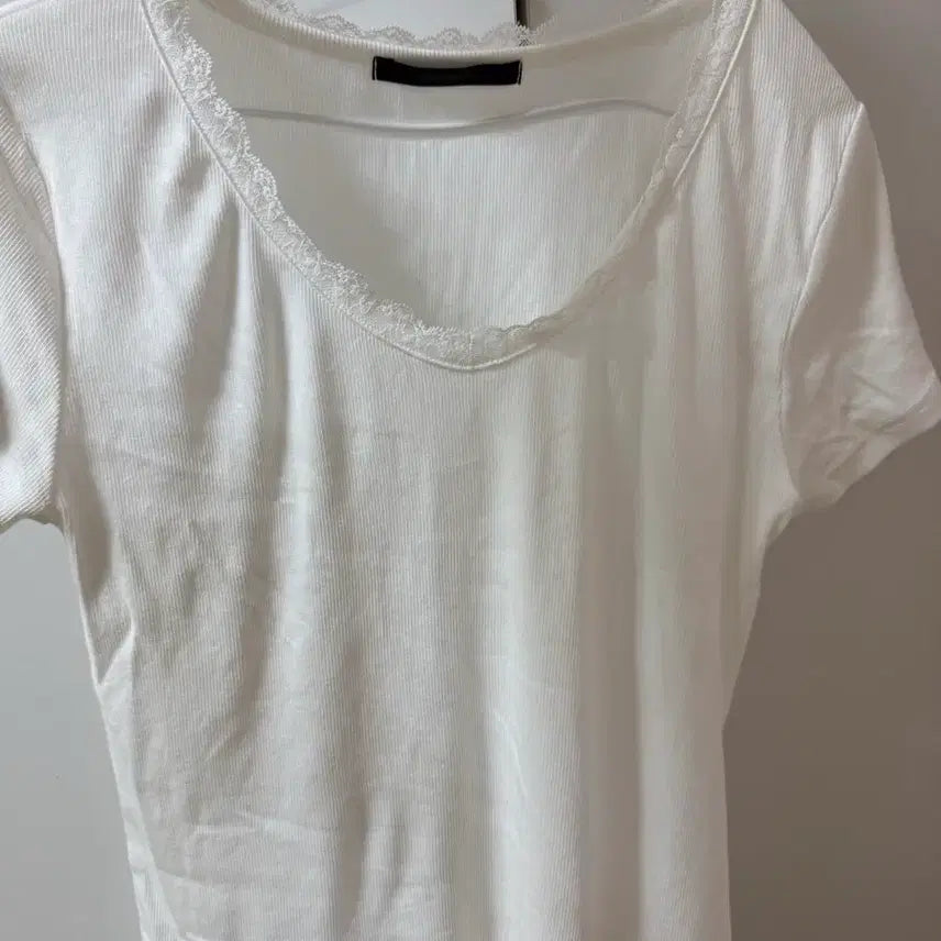 [BUNJANG] DailyJu Luneti Lace V-Neck Short-Sleeve T-Shirt (White) / 데일리쥬 루네티 레이스 브이넥 반소매 티셔츠 (흰색)