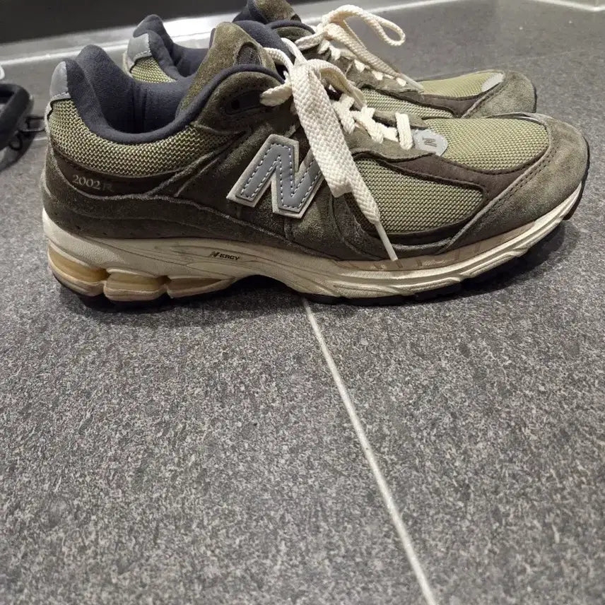 [BUNJANG] New Balance 2002R Khaki Suede Sneakers / 260) 뉴발란스 2002R 카키색 스웨이드 운동화