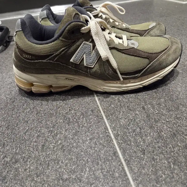 [BUNJANG] New Balance 2002R Khaki Suede Sneakers / 260) 뉴발란스 2002R 카키색 스웨이드 운동화