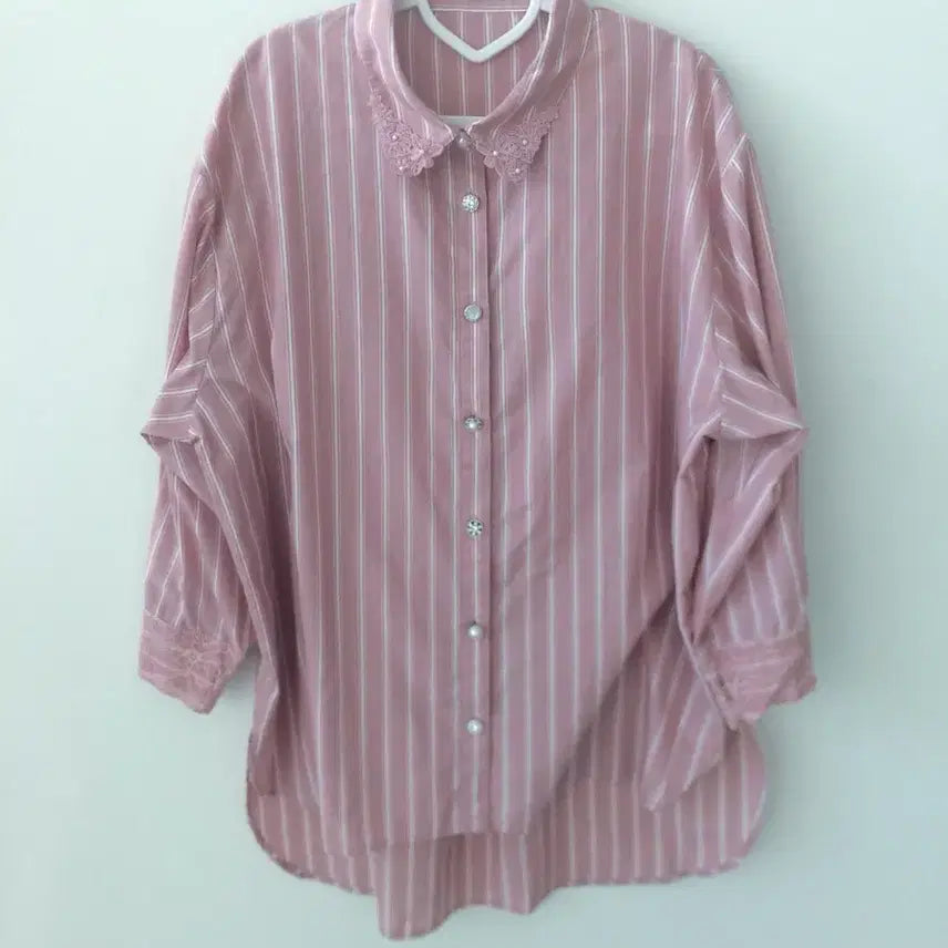 [BUNJANG] Axizfarm Pink Stripe Flower Lace Shirt with Jewel Buttons / (미시착) 빈티지 엑시즈팜 핑크 스트라이프 쥬얼 단추 플라워 레이스 셔츠
