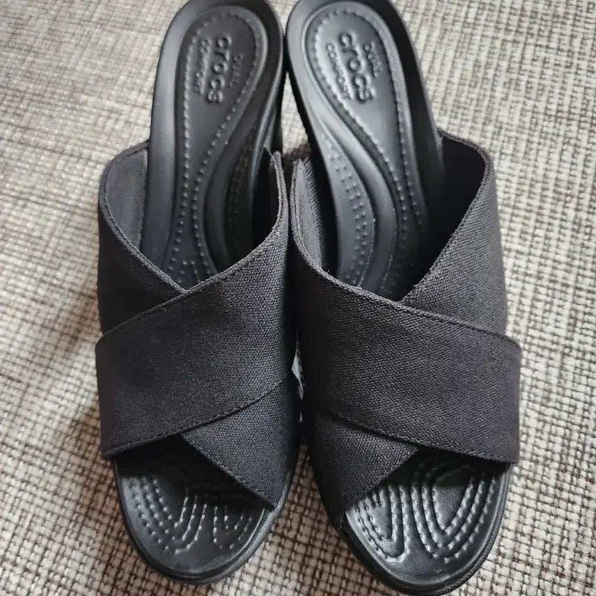 [BUNJANG] Crocs X-Strap Wedge Sandals Black / 크록스 엑스웨지  235  샌들 블랙