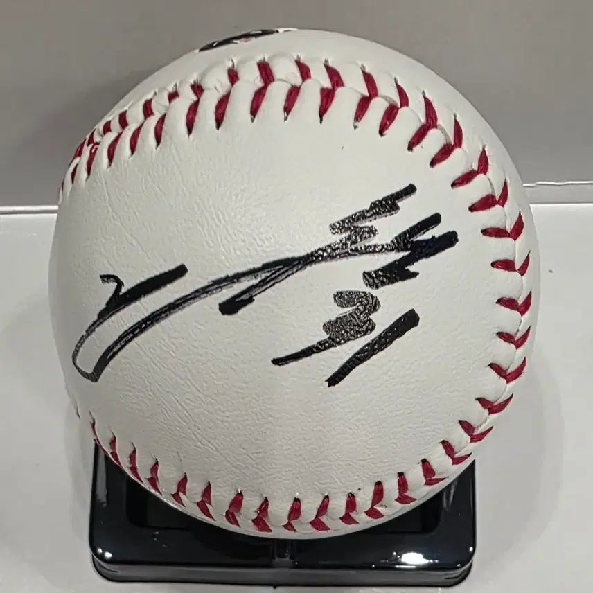 [BUNJANG] Jeong Soo-bin Doosan Bears Autographed Baseball / 정수빈 두산 로고볼 싸인볼