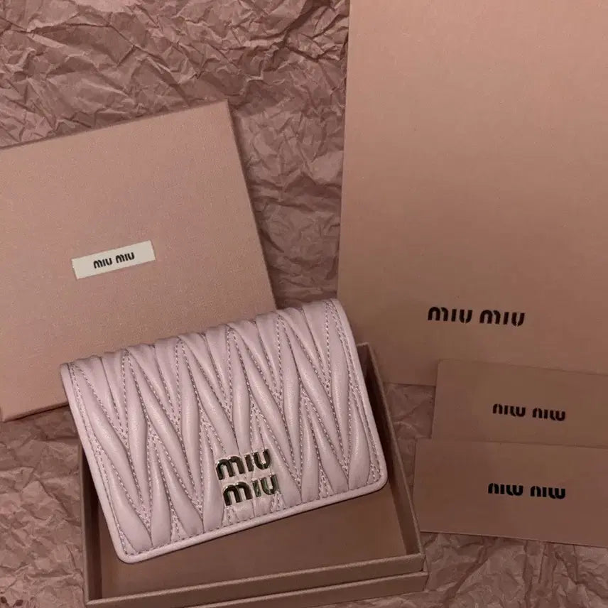 [BUNJANG] Miu Miu Matelassé Card Wallet Alabaster Pink / 미우미우 마테라쎄 카드 반지갑 알라스터 핑크 (풀구성)