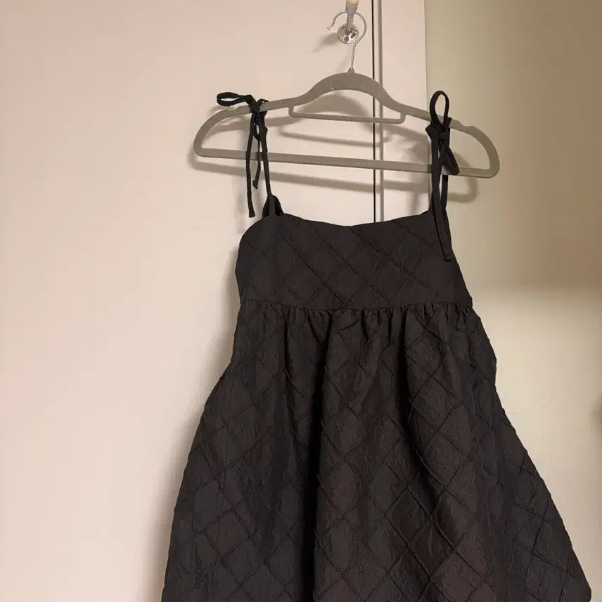 [BUNJANG] Black Quilted Sleeveless Blouse / 블랙 퀼팅 민소매 블라우스
