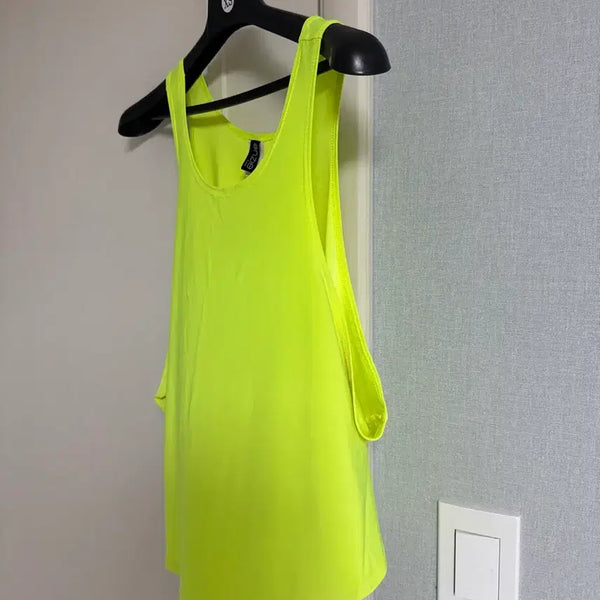 [BUNJANG] Onzie Glossy Flow Tank Neon Yellow S / onzie  요가 헬스 필라테스 태닝 수영장 형광 연두색 민소매 S