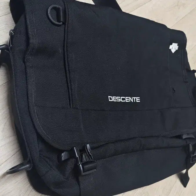 [BUNJANG] Descente Messenger Bag / 데상트 메신저백