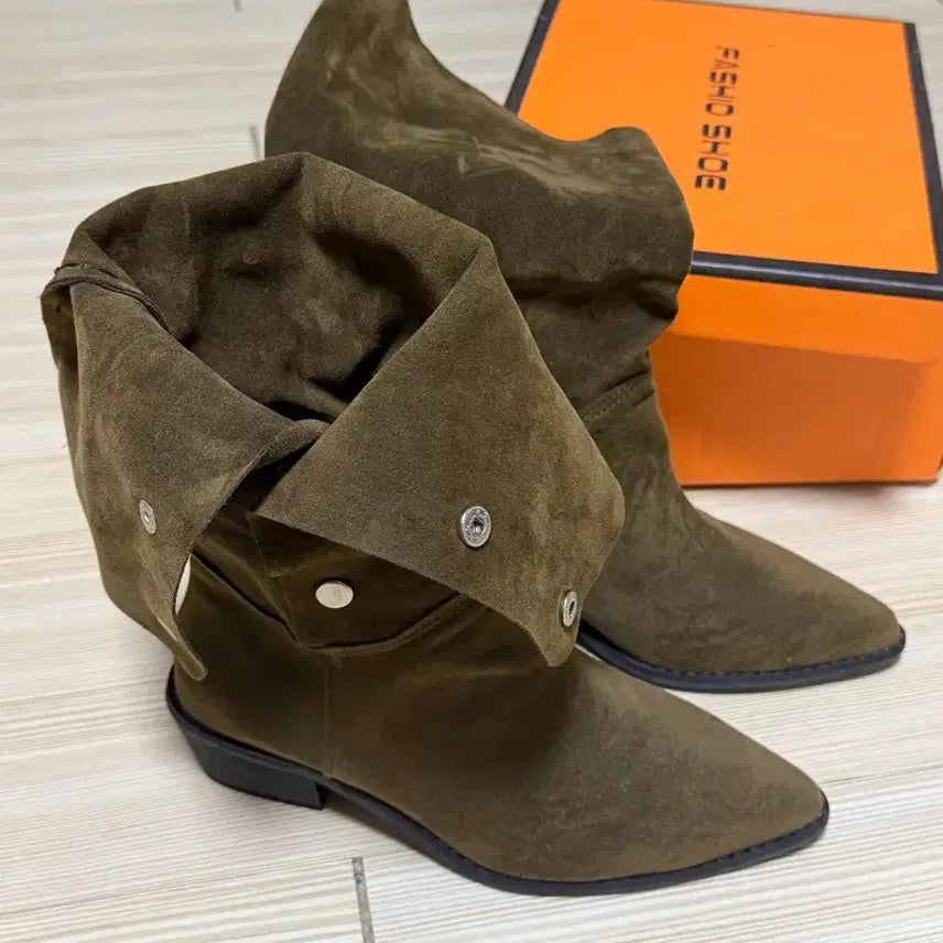 [BUNJANG] Khaki Suede Ankle Boots with Button Detail / 앵클부츠