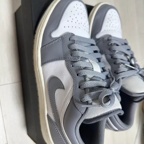 [BUNJANG] Nike Air Jordan 1 Low Stealth & White Sneakers / 나이키 에어 조던 1 로우 스텔스 앤 화이트