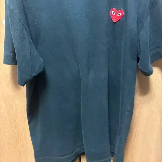 [BUNJANG] Comme des Garçons Heart Appliqué T-Shirt Navy / 꼼데가르송 하트 와펜 반팔티 네이비