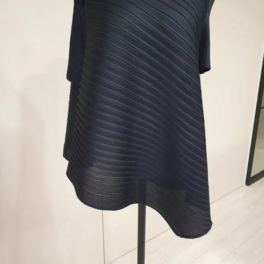 [BUNJANG] Pleated Sleeveless Blouse / 플리츠 민소매 블라우스