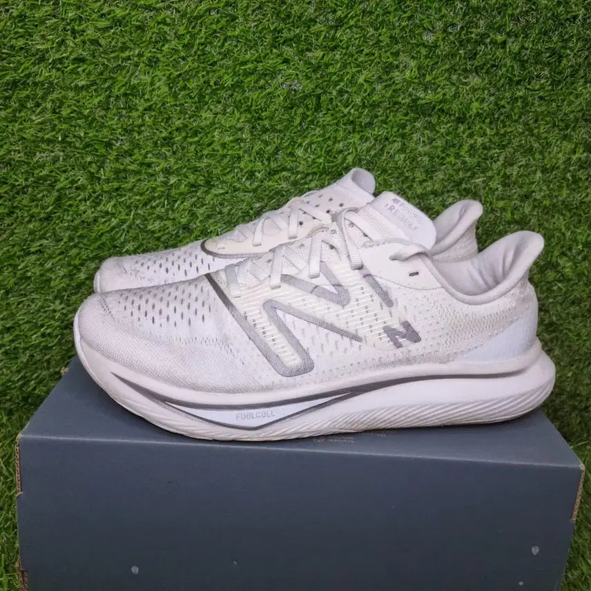 [BUNJANG] New Balance FuelCell Running Shoes (270) / 뉴발란스 퓨어셀 러닝화 (270)