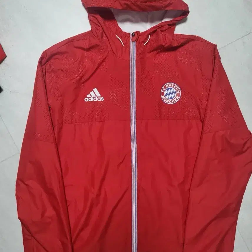 [BUNJANG] Bayern Munich Windbreaker Soccer Jacket / 바이에른 뮌헨 윈드브레이커 축구 자켓