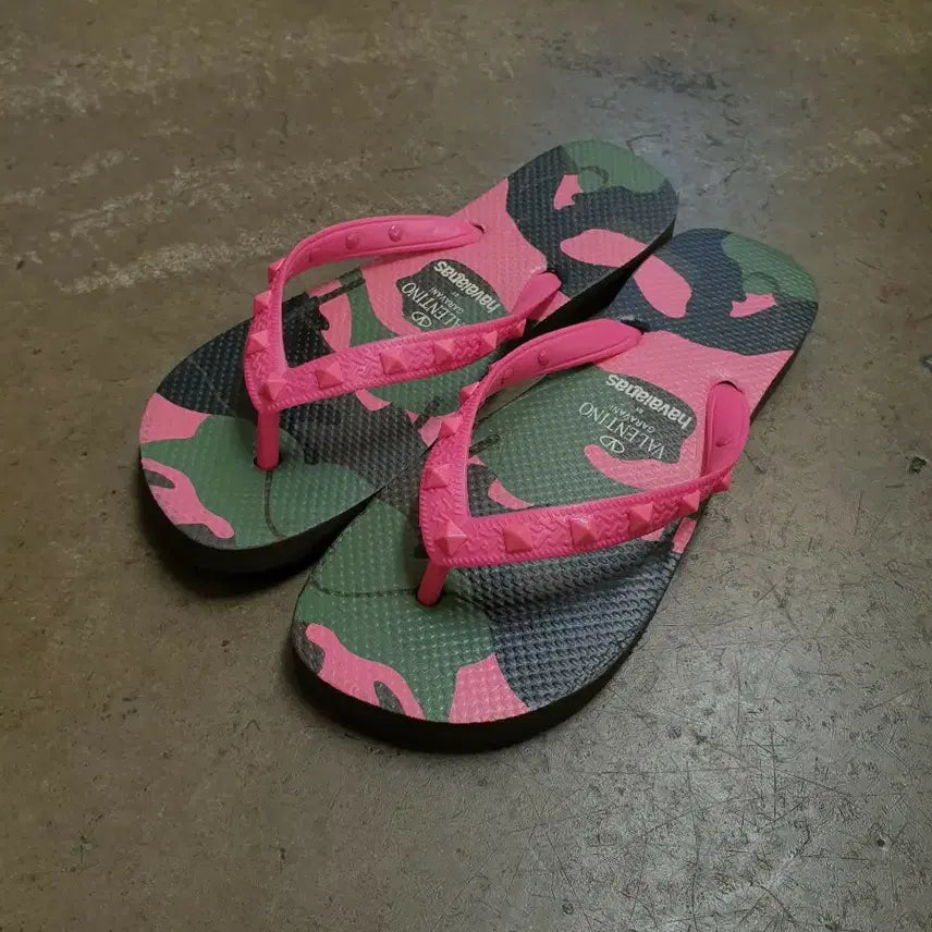 [BUNJANG] Valentino x Havaianas Collaboration Camouflage Studded Flip-Flops Pink / 발렌티노 X 하바이아나스 콜라보 카모플라쥬 스터드 쪼리 핑크 새상품
