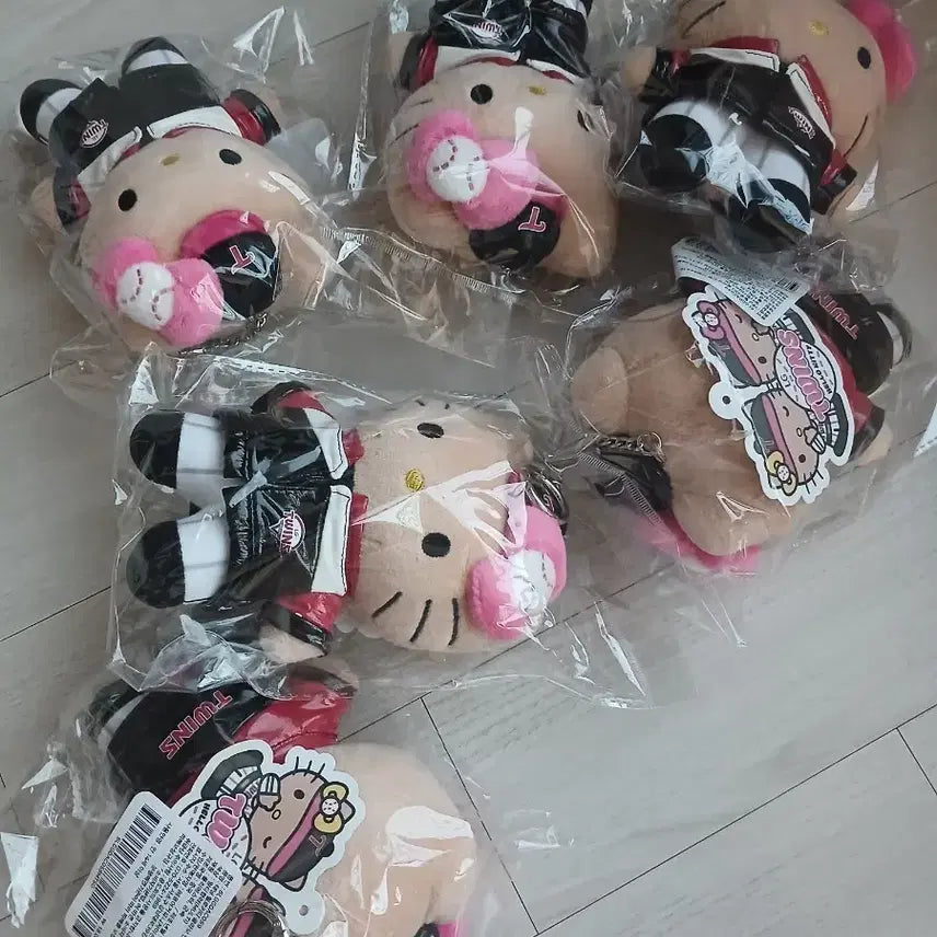 [BUNJANG] LG Twins Hello Kitty Tanning Kitty Plush Keychain / LG트윈스 엘지 헬로키티 유광 태닝키티 인형 키링
