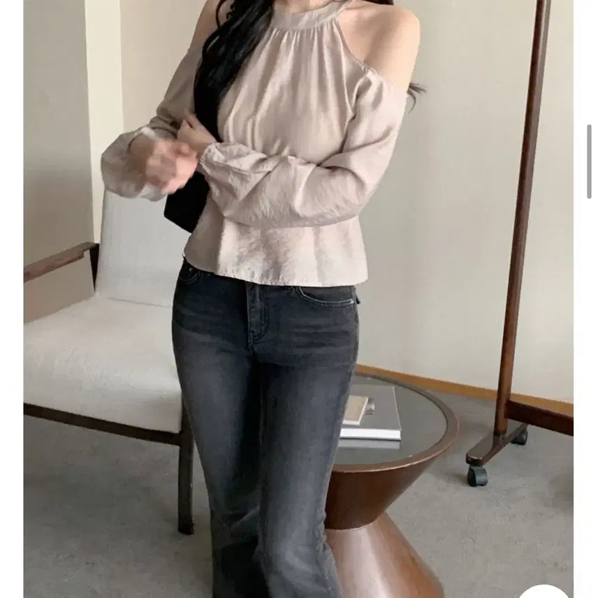 [BUNJANG] Halter Neck Cut-Out Blouse / 홀터넥 어깨트임 블라우스 / 환연 현지 블라우스