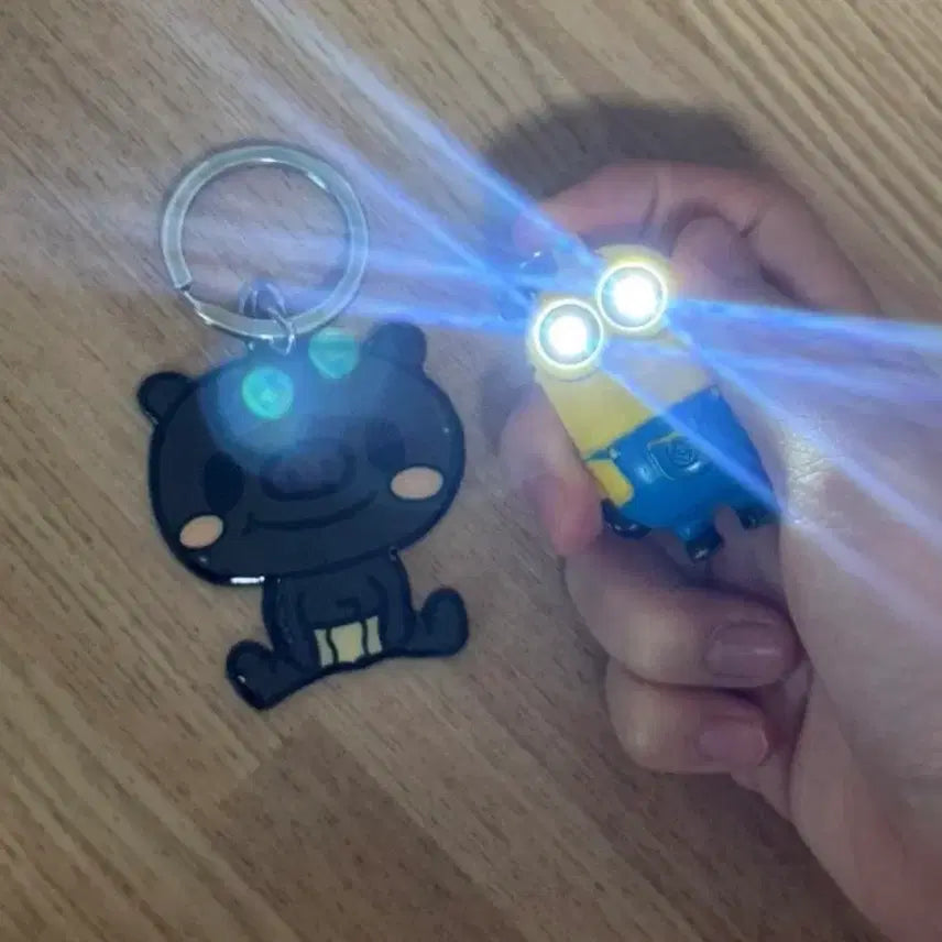[BUNJANG] Minions & Bear Keychain Light Set (2 Pieces) / 미니언즈 키링 라이트 2개 세트