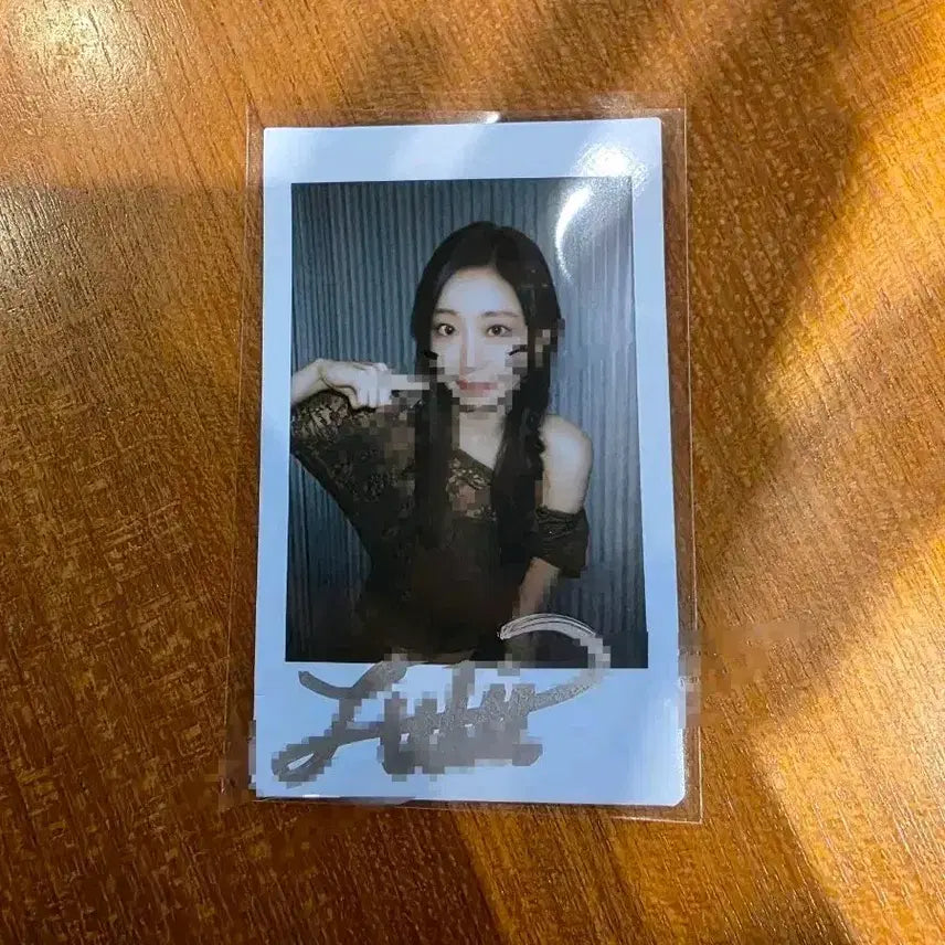 [BUNJANG] KISS OF LIFE Julie Signed Polaroid Photo / 키스오브라이프 쥴리 사인 폴라 ( kissoflife sign pola)