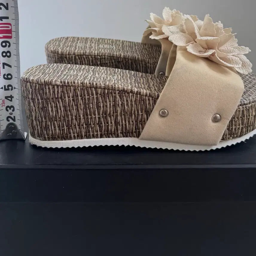 [BUNJANG] Beige Wedge Heel Sandals with Flower Decoration / 꽃 장식 샌들 베이지색 웨지힐 235