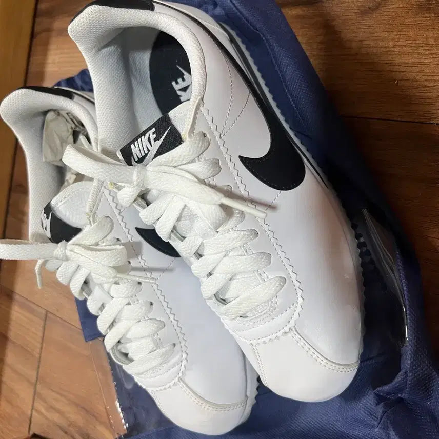 [BUNJANG] Nike Cortez White Black Sneakers / 235 나이키 코르테즈 흰검 스니커즈