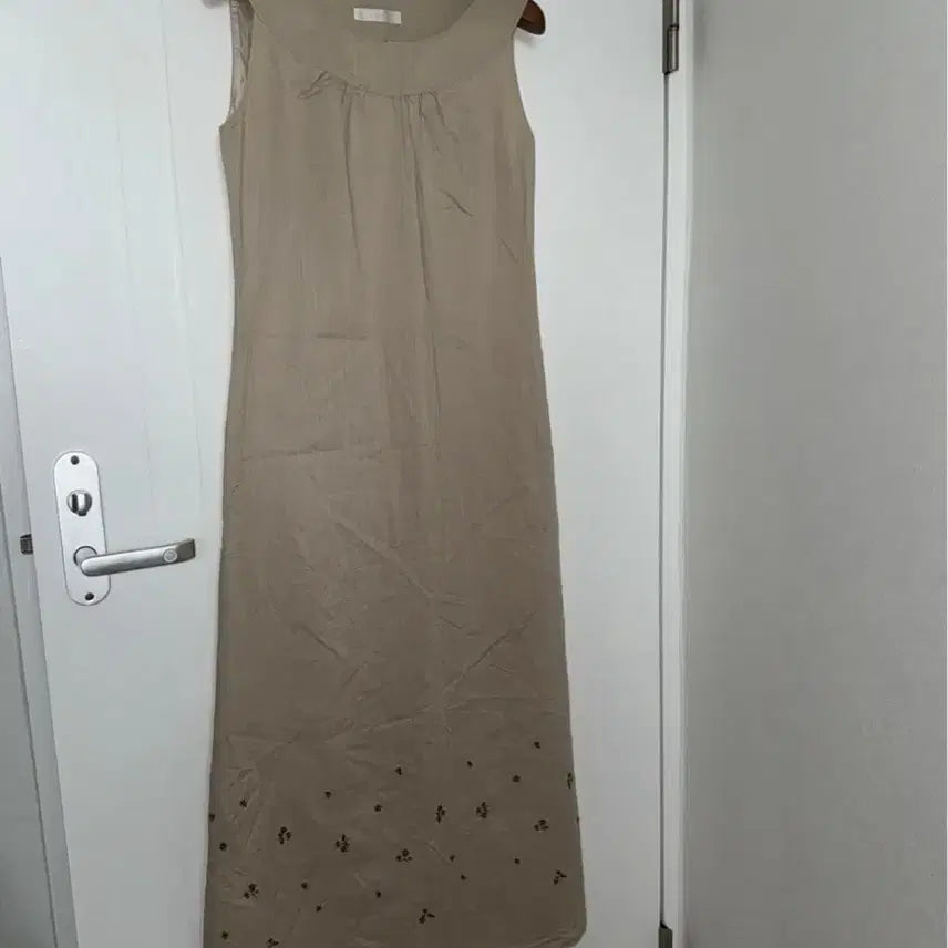 [BUNJANG] Floral Embroidered Linen Sleeveless Dress / 플라워 자수 린넨 슬리브리스 원피스
