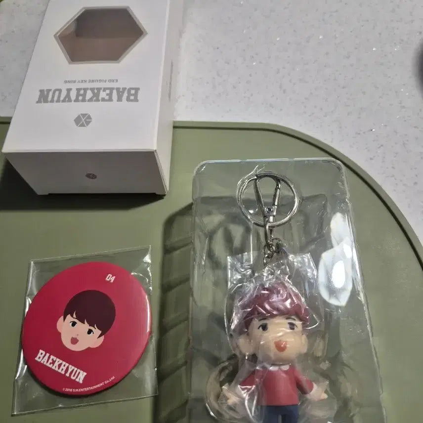 [BUNJANG] EXO Baekhyun Figure Keychain & Badge Set / 엑소 백현 피규어 키링 뱃지 세트