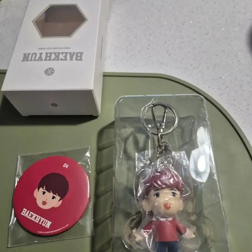 [BUNJANG] EXO Baekhyun Figure Keyring & Badge Set / EXO 백현 피규어 키링 뱃지 세트