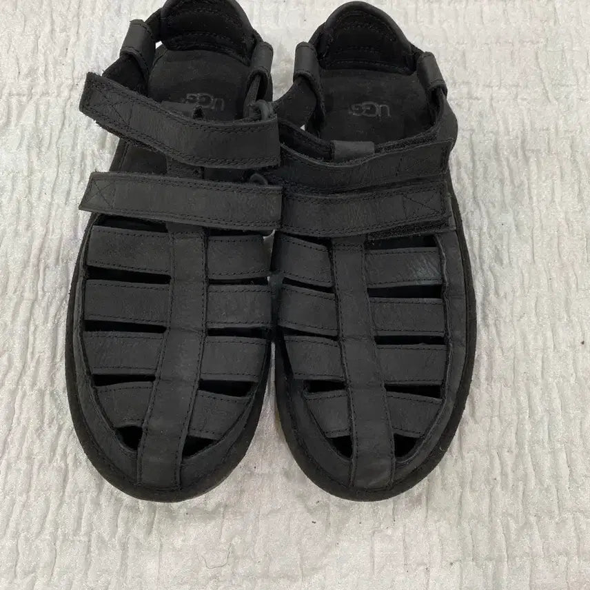 [BUNJANG] UGG Black Leather Sandals Size 270 / 어그 샌들 블랙 270