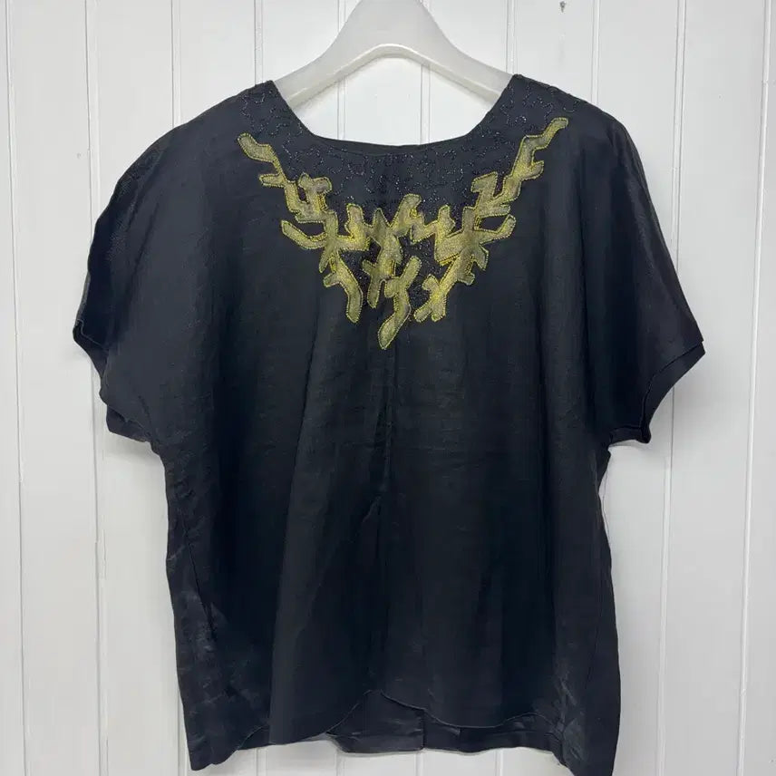 [BUNJANG] DASHINE Black Linen Blouse with Gold Embroidery (Size 66-77) / 다샤인 블랙 린넨 금장 자수 블라우스 여성66-77 ㅡ0706