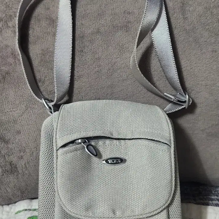 [BUNJANG] Tumi Crossbody Bag Light Gray / 투미 크로스백 라이트 그레이