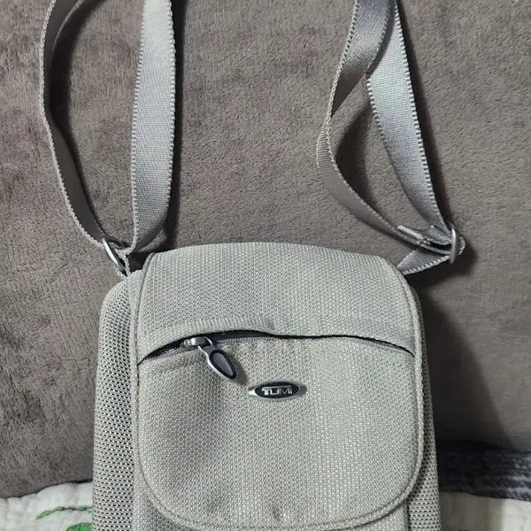 [BUNJANG] Tumi Crossbody Bag Light Gray / 투미 크로스백 라이트 그레이
