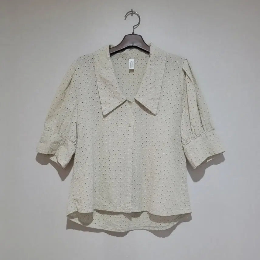 [BUNJANG] Punching Lace Puff Blouse / 펀칭 레이스 퍼프 블라우스