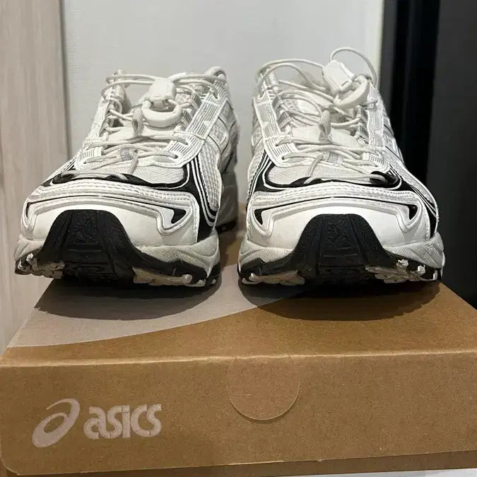 [BUNJANG] ASICS Gel Kahana TR V4 White/Black Sneakers / (무배)아식스 젤 카하나 TR V4 화이트/블랙 240