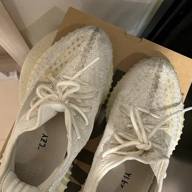 [BUNJANG] Adidas Yeezy Boost 350 V2 Ivory Sneakers / (무배)아디다스 이지부스트 350 V2 아이보리