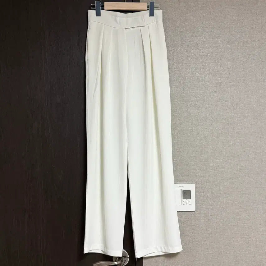 [BUNJANG] Luna F Velcro High-Waist Pinstripe Slacks - White / [롱S]루너프 벨크로 하이웨스트 핀턱 슬랙스/화이트