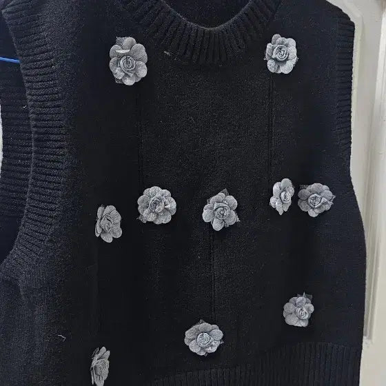 [BUNJANG] Black Knit Vest with Flower Embellishment / 니트 조끼 꽃 장식 블랙