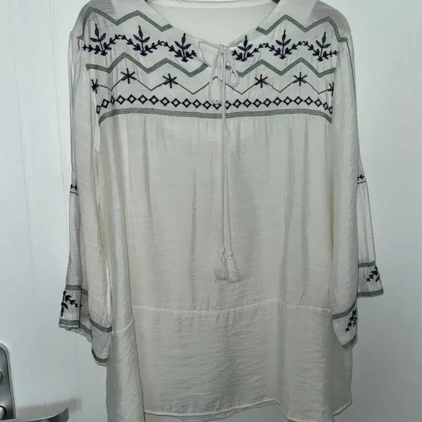 [BUNJANG] Bohemian Embroidered Tassel Blouse / 보헤미안 자수 태슬 블라우스