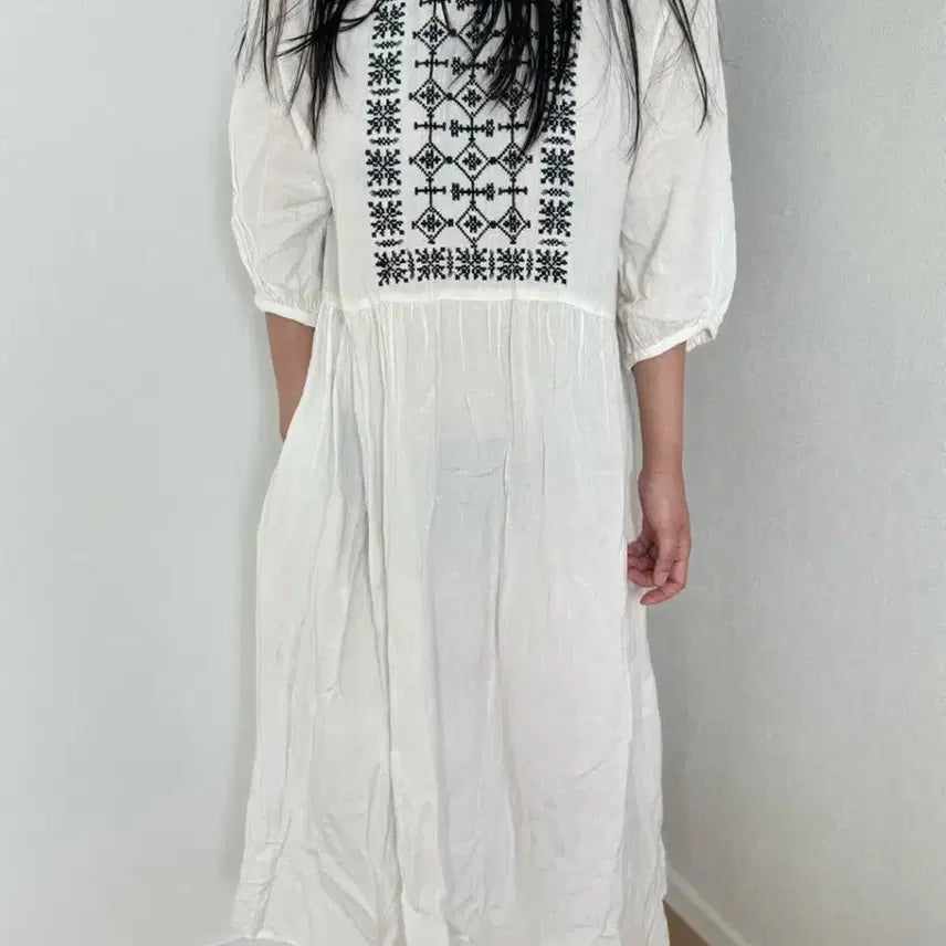 [BUNJANG] Ivory Embroidered Puff Sleeve Dress / 아이보리 자수 퍼프 슬리브 드레스