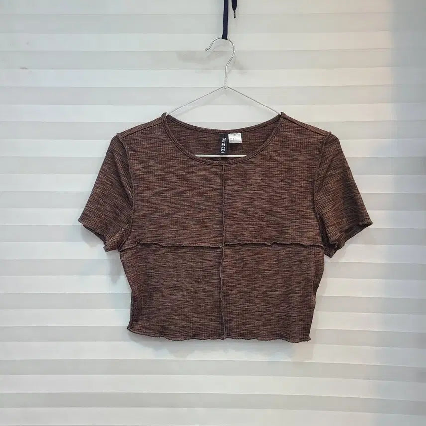 [BUNJANG] Brown Cropped T-Shirt with Cut-out Detail / 크롭티