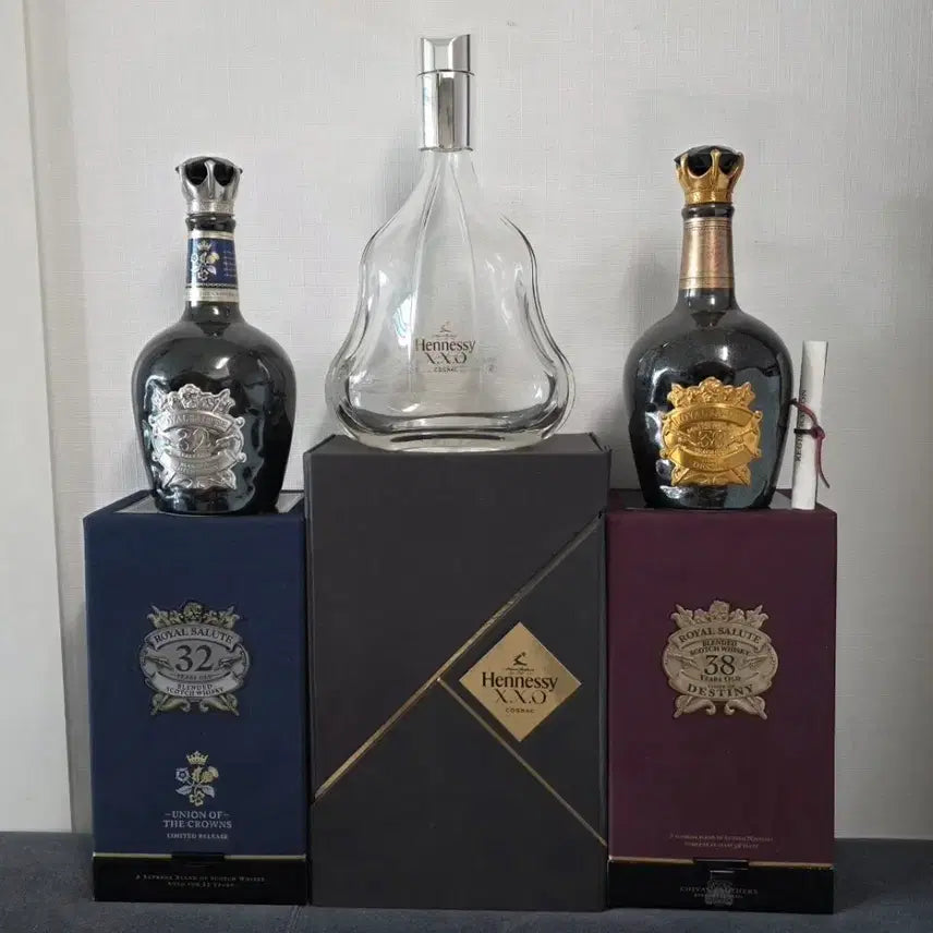 [BUNJANG] Royal Salute 32 Year / 38 Year & Hennessy XO Cognac Empty Bottles with Cases / 로얄살루트 32년/38년+헤네시 XO 꼬냑 위스키 공병