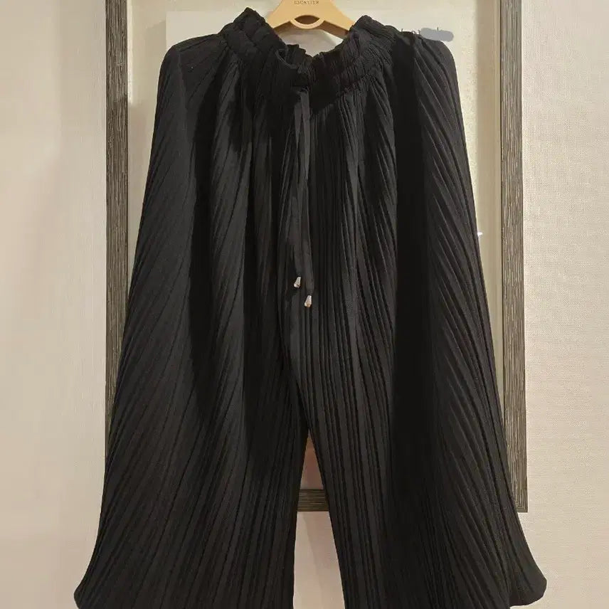 [BUNJANG] Comfortable Pleated Wide Pants (Black/Beige) - Set of 2 / 2벌 편한 플리츠 와이드 팬츠 블랙 베이지