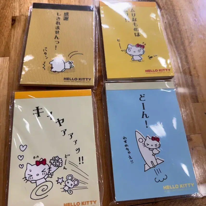 [BUNJANG] Classic Hello Kitty Comic Memo Pad 4-Set (Sealed) / 고전 헬로키티 코믹 메모지 4종 세트 미개봉