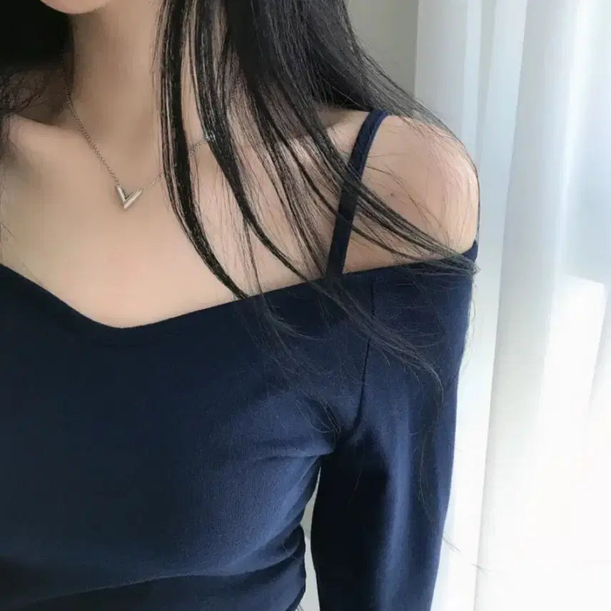 [BUNJANG] Navy Off-Shoulder Layered Long-Sleeve V-Neck T-Shirt / (통통가능) 네이비 오프숄더 오픈숄더 레이어드 긴팔 브이넥 티