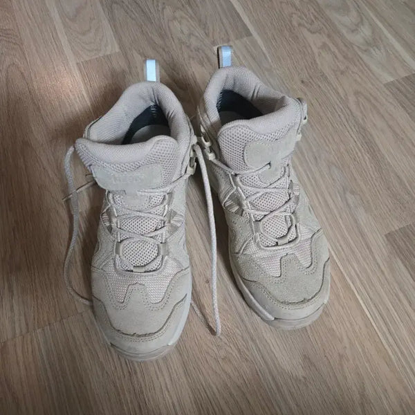 [BUNJANG] NEPA Gore-Tex Hiking Shoes Sand Beige (230mm) / 네파 고어텍스 등산화 샌드 베이지 230